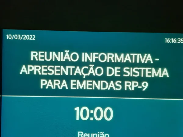 Placa no plenário, anuncia reunião sobre emendas RP-9