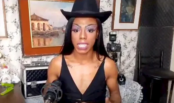 Cantora trans Amanda Soares, encontrada morta a facadas em São Gonçalo. Na imagem, ela está de chapeu - Metrópoles