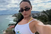 Demi Lovato posa com uma blusa em referência ao Brasil Demi Lovato posa com uma blusa em referência ao Brasil