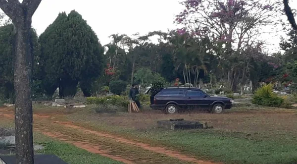Ambulante furtava coroas de flores em cemitério do DF para revendê-las