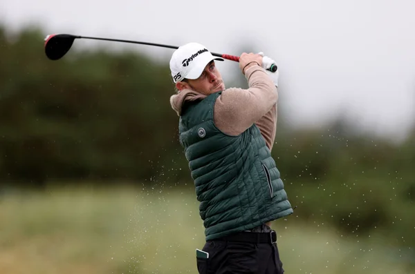 Imagem colorida de Gareth Bale jogando golfe - Metrópoles