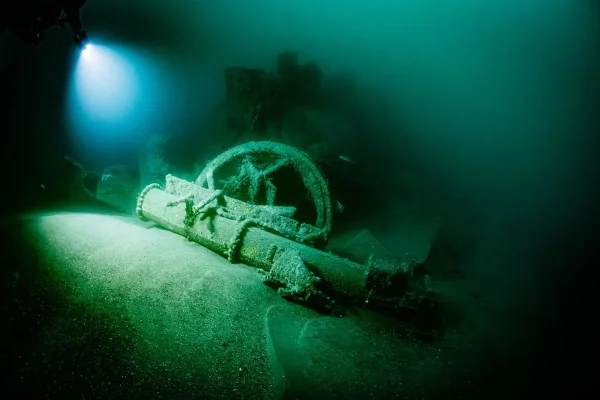 Foto colorida de navio naufragado - Metrópoles.
