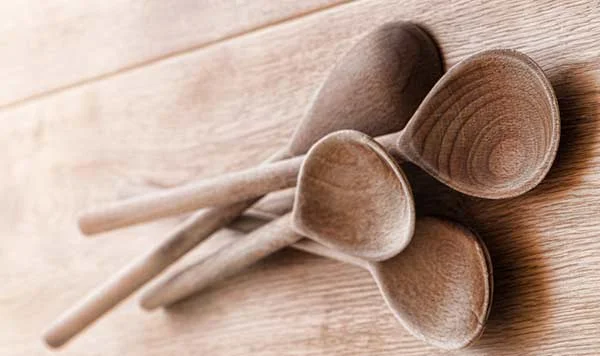 Xô, fungos! Aprenda a forma correta de higienizar suas colheres de pau