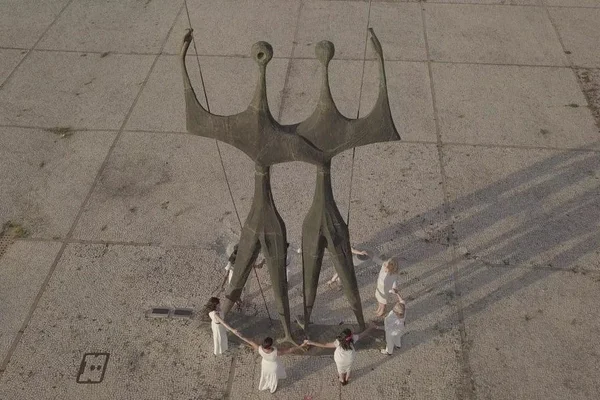 Mulheres abraçando monumento na praça dos três poderes