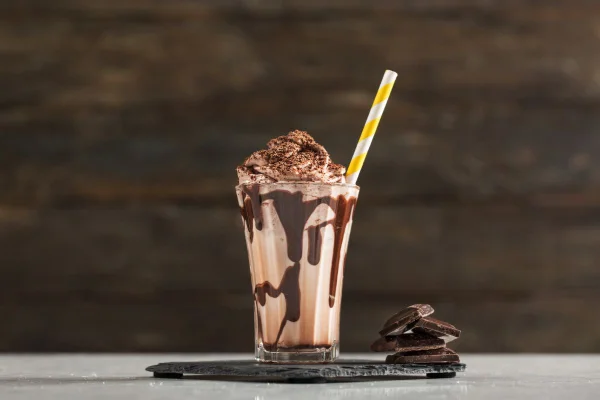 Milk-shake de chocolate cremoso e refrescante para o verão