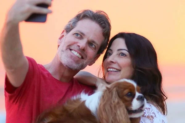 Foto colorida de Ana Paula Padrão e o marido, Gustavo Diament - Metrópoles