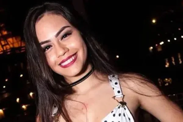 Menina de 14 anos com um macacão de bolinhas e batão vermelho