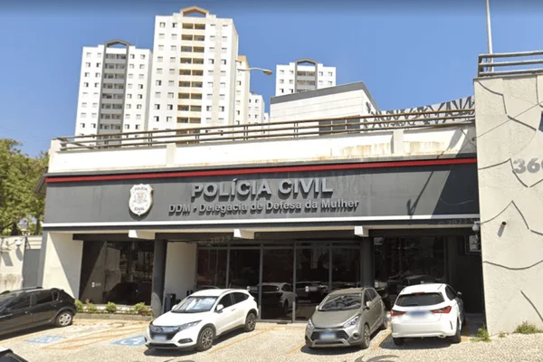 Imagem colorida da fachada da Delegacia de Defesa da Mulher (DDM) de Jundiaí - Metrópoles