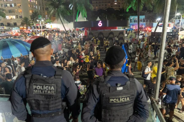 Imagem colorida mostra Policia Militar durante show da Shakira em Copacabana - Metrópoles