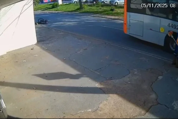 Imagens mostram momento em que ônibus atropela e mata ciclista no DF