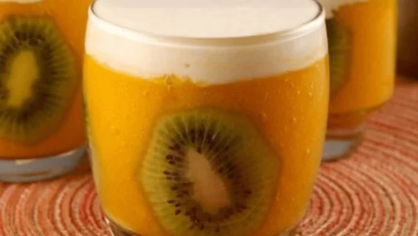 foto colorida de bebida de manga com pedaços de kiwi