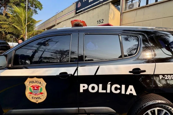 Imagem colorida mostra viatura da Polícia Civil em operação contra streaming ilegal foi realizada em São Paulo por policiais do Deic - Metrópoles