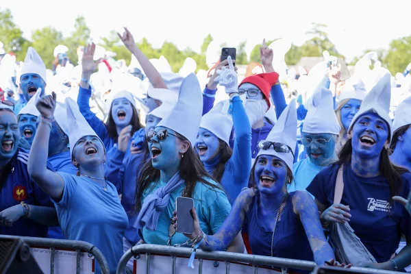 Mais de 3 mil se fantasiam de Smurf e quebram recorde mundial