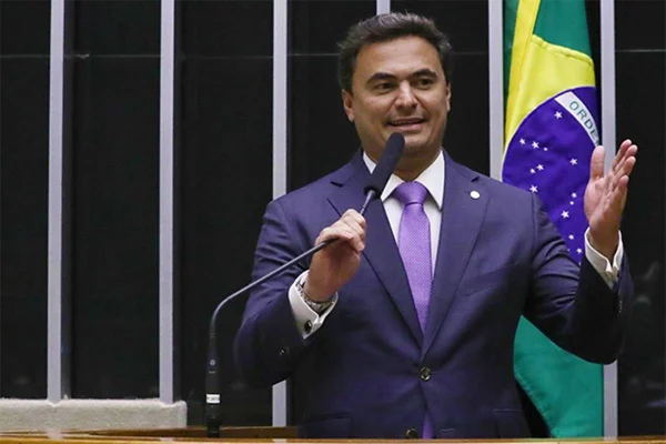 Deputado provoca Erika Hilton com hashtag contra Bolsonaro: “Ele Não”