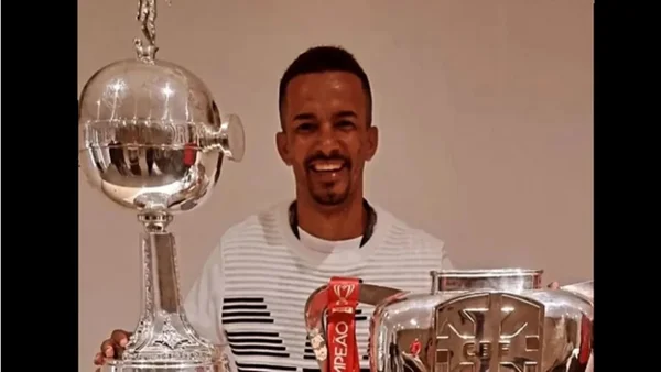 Foto colorida de homem que foi baleado dentro de quadra de escola de samba - Metrópoles