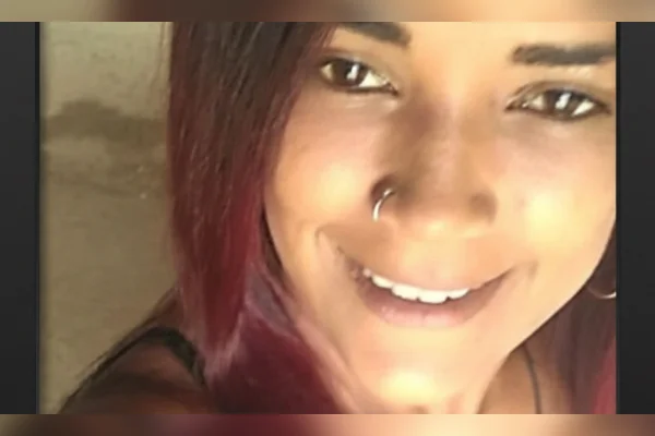 Mulher é encontrada morta com sinais de violência dentro de sofá oco