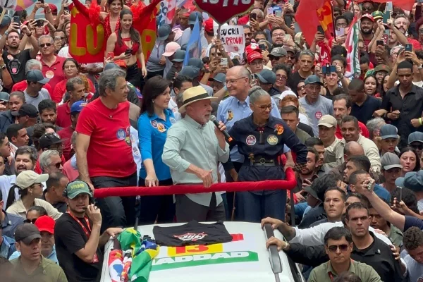 Imagem colorida mostra ato com Lula e Haddad na região da Paulista. Metrópoles