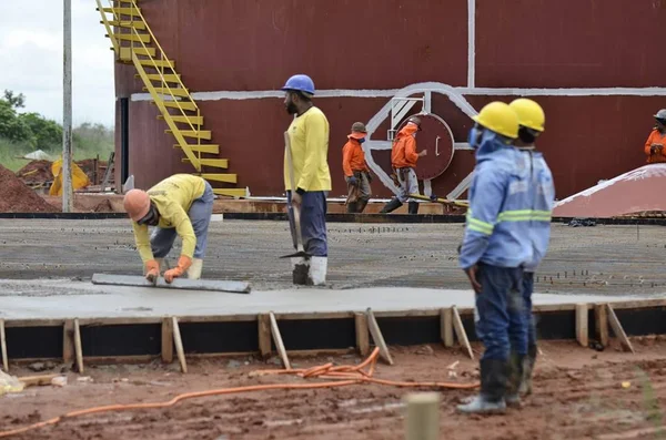 Operários em canteiro de obras
