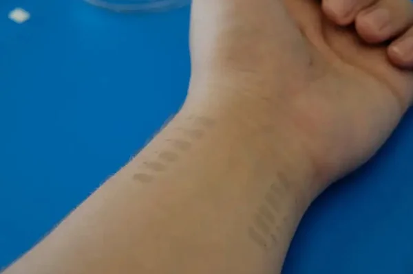 Cientistas criam tatuagem temporária que monitora a pressão sanguínea