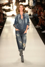 Gisele Bündchen em seu último desfile para a Colcci, em 2015 Gisele Bündchen em seu último desfile para a Colcci, em 2015