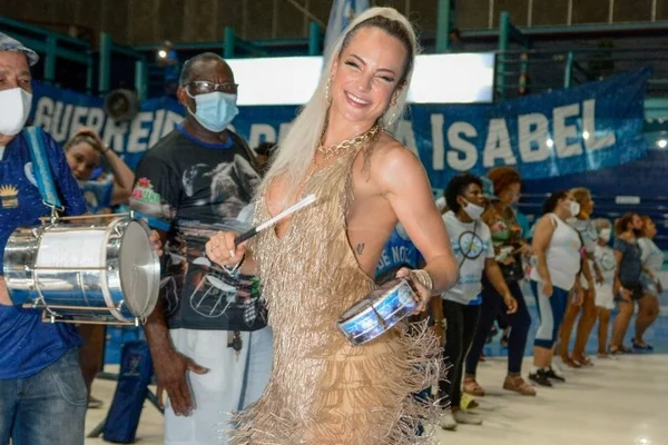 Gabi Martins assume o posto de musa da Vila Isabel em evento da escola