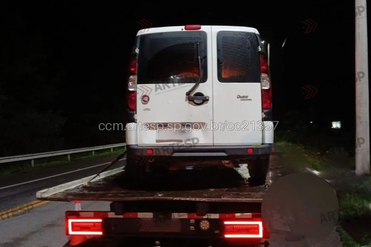 Acidente com carro de luxo deixa 2 mortos na Rio-Santos, em Bertioga - imagem 4 Acidente com carro de luxo deixa 2 mortos na Rio-Santos, em Bertioga - imagem 4