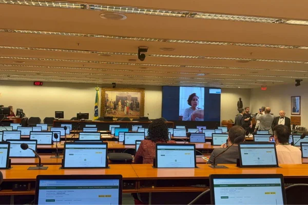 Presa na Itália, Zambelli fica confusa em videoconferência com a CCJ