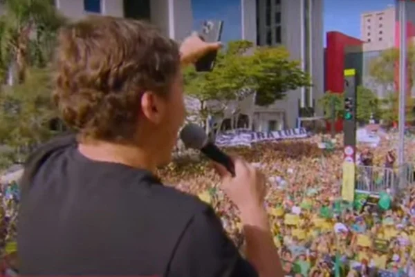 Imagem colorida do deputado Nikolas Ferreira mostra ato na Paulista para Jair Bolsonaro