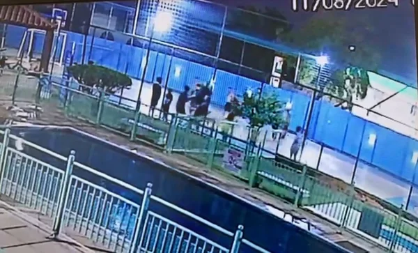 Adolescente puxa pênis de menino e leva voadora de padrasto da criança