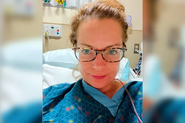 Foto de Kimberly Williams-Paisley no hospital para tratamento de disfonia muscular tensional, que a fez perder a voz. Metrópoles