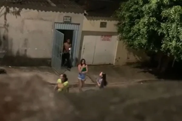 Imagem colorida de pessoas saindo de casa de mulher morta no DF - Metrópoles