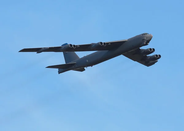 Imagem colorida mostra bombardeiro B-52 dos EUA - Metrópoles
