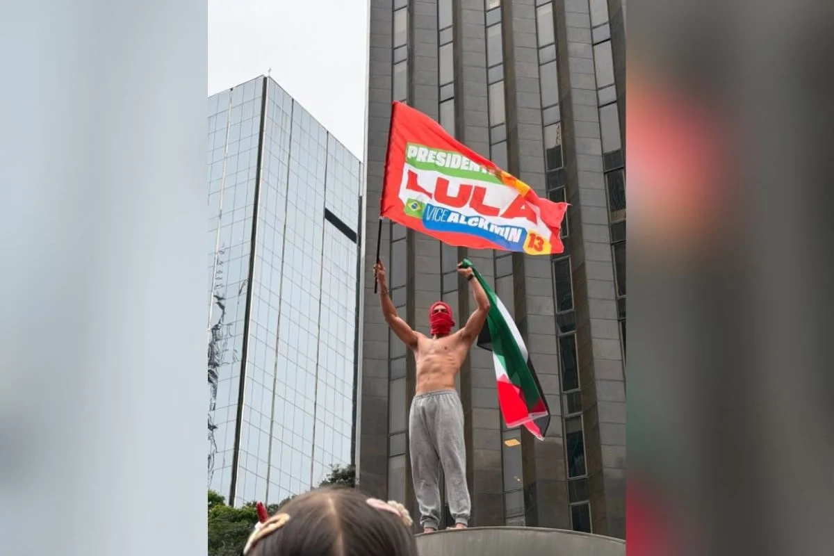 Quem é o “Gostoso da Paulista”, que viralizou após ato pró-Lula em SP - imagem 4 Quem é o “Gostoso da Paulista”, que viralizou após ato pró-Lula em SP - imagem 4