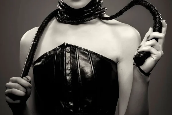 Foto em preto e branco Dominatrix - Metrópoles