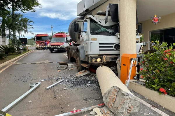 caminhão massado e pilastra quebrada