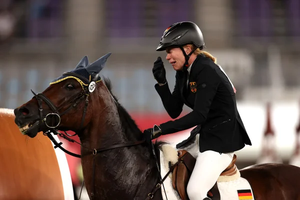 Técnica alemã é expulsa das Olimpíadas após dar soco em cavalo