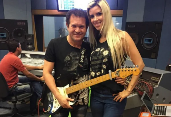 Thábata, nova vocalista da Banda Calypso, posta foto ao lado de Chimbinha