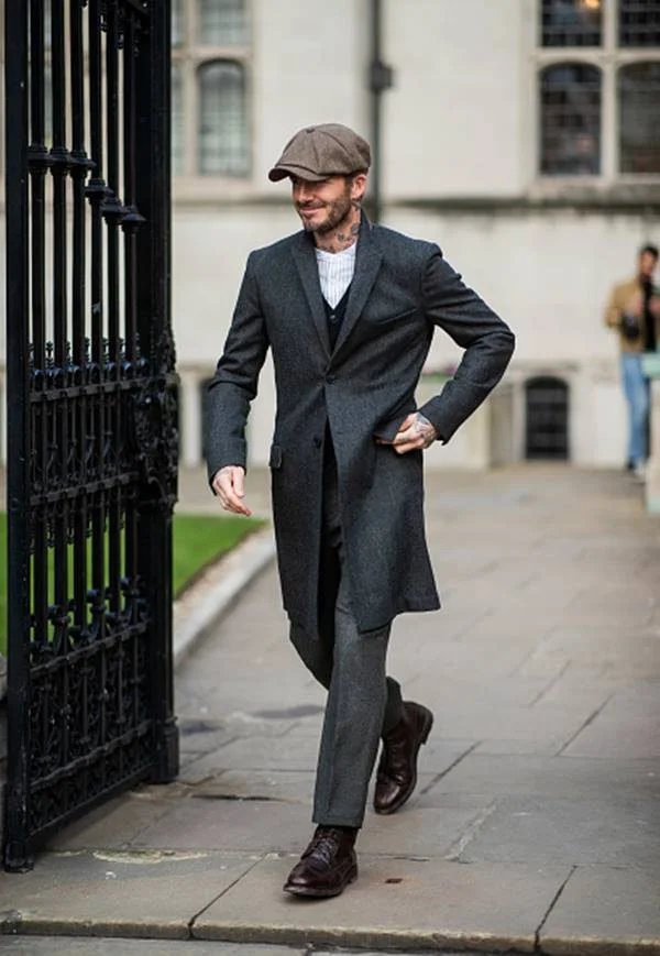 David Beckham, por sua vez, usa diferentes acessórios para arrematar o visual David Beckham, por sua vez, usa diferentes acessórios para arrematar o visual