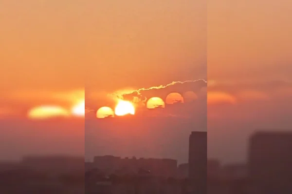 Sete sóis laranjados com nuvens