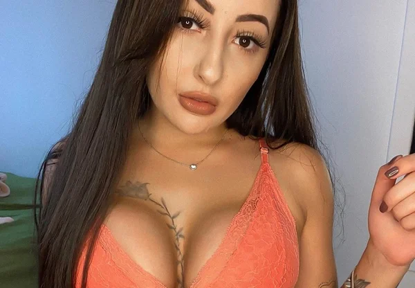 Camgirl diz ser ameaçada por ex-namorado de Larissa Manoela