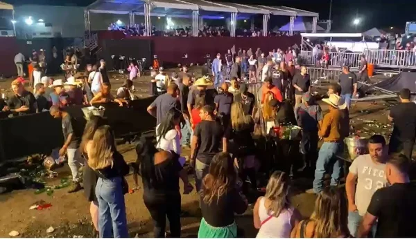 Pessoas reunidas após tumulto em show de dupla sertaneja