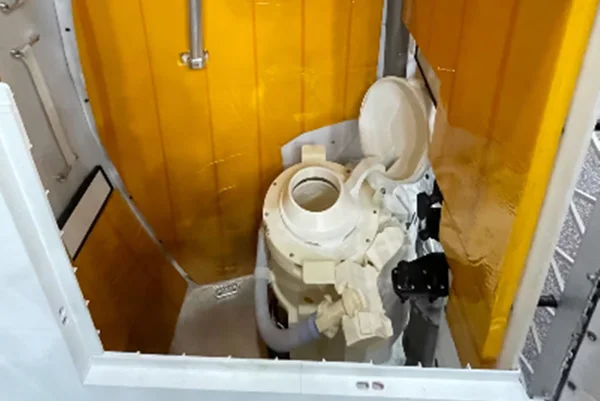Astronautas da Artemis II enfrentam problema no banheiro