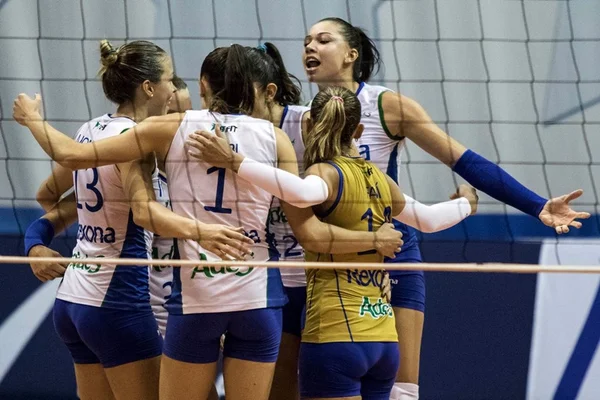 Sem mais ingressos para torcida, finalistas da Superliga treinam no DF