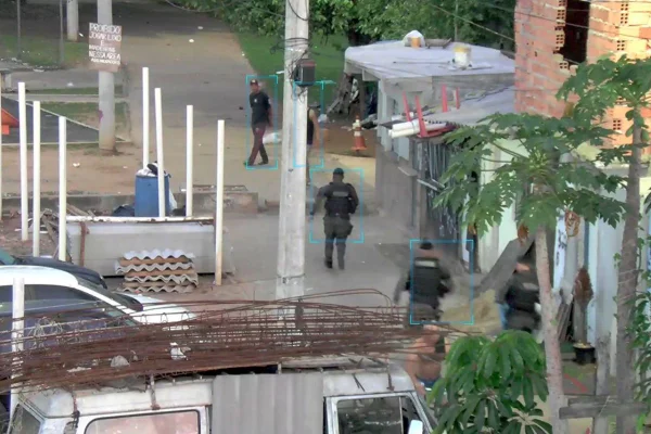 Foto colorida de policiais da Rota realizando incursões em comunidade na capital durante operação - Metrópoles