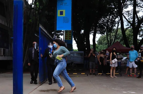 Após aglomeração e corre-corre, estudantes começam a fazer a prova do Enem