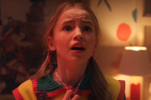 Imagem colorida de Nell Fisher como Holly Wheeler em Stranger Things - Metrópoles