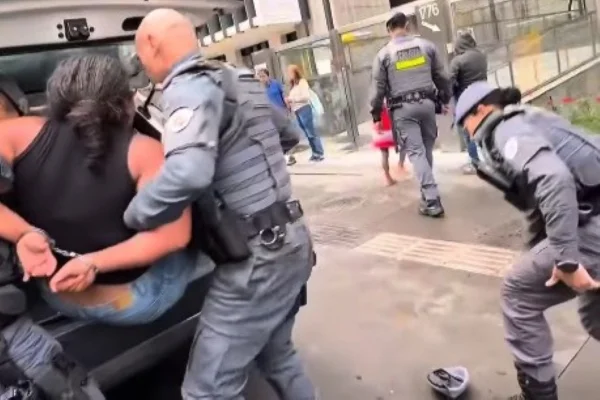 Mulher é contida pela PM após danificar a porta de vidro de uma empresa na Av. Paulista - Metrópoles