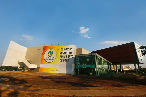 Pedido de afastamento de distritais incendeia disputa na Câmara