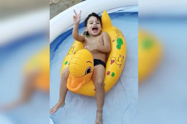 Imagem colorida mostra crianaç morta pelo pai - Metrópoles