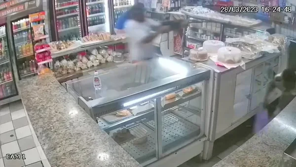 Vídeo: bandido com fuzil invade padaria no RJ e leva pânico a clientes